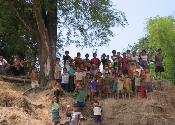 The people wave farewill